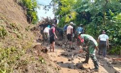 Hujan Deras Picu Rentetan Longsor di Kuningan, Atap Rumah Warga Ambruk