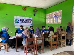 PWI Karawang dan RSUD Jatisari Gelar Bakti Sosial Kesehatan bagi Korban Banjir di SMPN 1 Karangligar