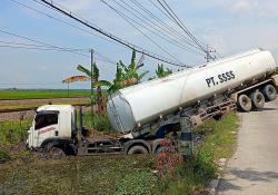 Tabrakan Beruntun 3 Kendaraan di Jalan Raya Bojonegoro, Truk Tronton Masuk Saluran Air
