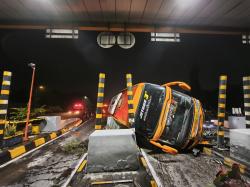 Rem Diduga Blong, Bus Pariwisata Hantam Pembatas di GT Waru Utama Sidoarjo, 16 Penumpang Luka Ringan