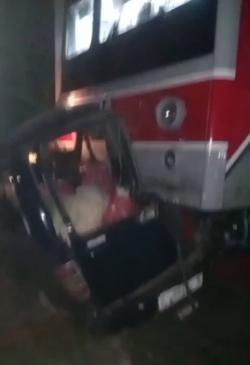 Mobil Pengangkut Rempah Tertabrak Kereta Commuter Line di Parung Panjang Bogor, Terseret 150 Meter