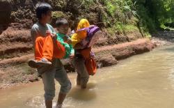 Tak Ada Jembatan, Bertahun Tahun Warga Ponorogo Gendong Anak Menyeberang Sungai