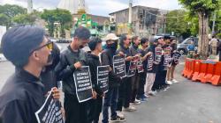 Demo di Depan Polres Lumajang Belasan Mahasiswa Soroti Lambannya Penanganan Kasus OTT Solar Subsidi