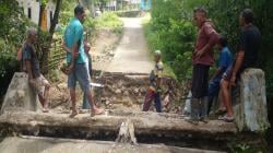 Jembatan Penghubung Ambruk, Akses ke Kantor Desa Kaenbaun dan PAUD Lumpuh