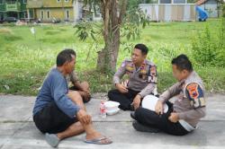 Polisi Ajak Sopir Truk Maksi di Bawah Pohon, Sisipkan Pesan Keselamatan