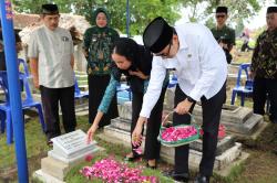 Kenang Leluhur, Pemimpin Purworejo Ziarah ke Makam Para Pendiri