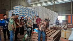 Stok Beras Bulog Siap, Bupati Kendal Pastikan 41.000 Warga Terdampak Banjir Terima Bantuan