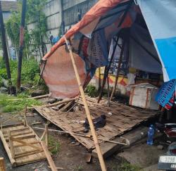 Rem Blong, Truk Wing Boks Picu Kecelakaan Beruntun dan Hantam Warung di Kletek Taman Sidoarjo