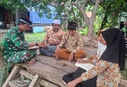 Potret Humanis TMMD di Brebes, Serka Feri Mengajar Mengaji Anak-Anak Desa Cikuya