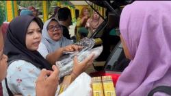 Jelang Ramadan, IJTI Kepri dan Polresta Barelang Berbagi Mukena dan Nasi di Rempang