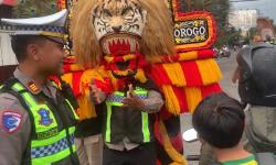 Cara Unik Satlantas Polres Ponorogo Sosialisasikan Keselamatan Lalin dengan Reyog