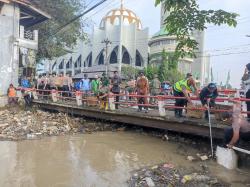 Sampah Menggunung di Bawah Jembatan Sungai Kendal, Polisi-TNI dan Pemkab Turun Tangan