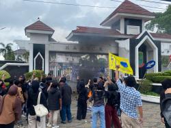 Puluhan Mahasiswa Demo di Gedung Pemda Karawang, Desak Perbaiki Jalan Rusak
