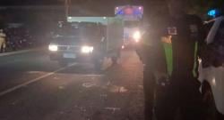 Berkendara Motor Tanpa Helm, 2 Pemuda Luka Parah Usai Tabrak Truk Gandeng di Lampu Merah Jombang