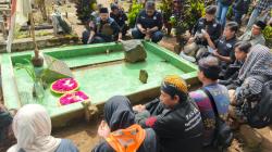 Peringati Haul ke-77 Tan Malaka, Puluhan Mahasiswa Gelar Orasi dan Pembacaan Puisi di Pusara