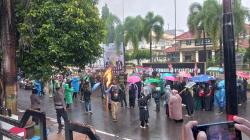 Ratusan KUMAIL Kota Probolinggo Demo Kantor DPRD, Minta Pemerintah Evaluasi Keterlibatan di BoP