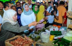 Khofifah Pantau Harga Bahan Pokok di Surabaya, Cabai dan Telur Lampaui HET