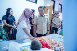 Bupati Aep Jenguk Balita Korban Penganiayaan di RSUD Karawang, Pastikan Proses Hukum Berjalan
