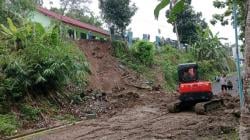 Diguyur Hujan Deras, Tembok Kantor Desa-SDN 4 Padaherang Ambrol, Akses Jalan Lumpuh!
