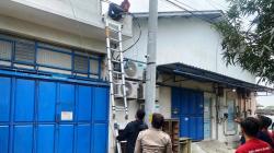 Pekerja Tersengat Listrik Saat Perbaiki Atap Bangunan di Sukoharjo, Masih Hidup dengan Luka Bakar