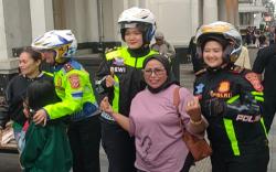 Keren, Polwan Cantik Polrestabes Bandung Turun ke Jalan, Sapa Wisatawan dan Urai Kemacetan