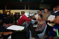 Aksi Spontan Kapolri Donor Darah Curi Perhatian di Tengah Ribuan Buruh KSPSI