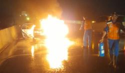 Mobil Lawas Terbakar di Tol Kebomas, Satu Keluarga Asal Sidoarjo Selamat