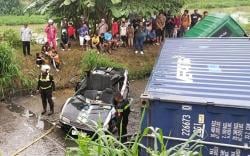 Kecelakaan Maut Mobil Sedan Remuk Tertimpa Truk Kontainer di Karawang Timur, 3 Orang Tewas