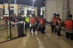 Dramatis, Tim SAR Brimob Berjibaku Selamatkan Warga Pascaoperasi Terjebak Banjir di Rowosari