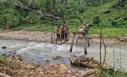 Potret Warga Desa Gedangan Ponorogo Bertaruh Nyawa Menyeberang Sungai Naik Gondola