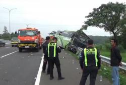 Bus Wisata Tabrak Truk di Tol Cipali KM 78A, Sopir Tewas dan 28 Penumpang Luka