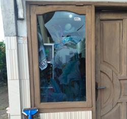 Cekcok dengan Rekan Sendiri, Kaca Rumah Warga Taman Pecah Dipukul As Skok Motor