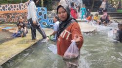 Ribuan Warga Serbu Panorama Boyolali, Tradisi Padusan Makin Semarak dengan Tebar 500 Kg Ikan