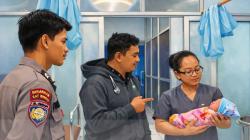 Muara Badak Geger, Bayi Baru Lahir Ditemukan di Bak Mobil Pikap