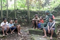 Momen Akrab Dandim Brebes Ngobrol Santai dengan Anak-anak Cikuya