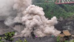 Banjir Lahar Hujan Gunung Semeru Picu Letusan Sekunder, Asap Tebal Tutup Jalur Geladak Perak
