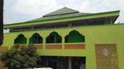 Masjid Al Manar Bekasi Dipenuhi Ratusan Jemaah Tarawih Pertama