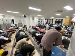 Suasana Khidmat Tarawih Perdana Warga Muhammadiyah di Masjid At-Tanwir