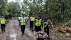 Polri dan Warga Bergotong Royong Bangun Jembatan Presisi di Desa Kebandaran
