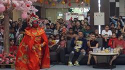 Spektakuler! Tarian Topeng Ganti Wajah Meriahkan Suasana Imlek