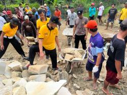 Kerja Bakti Massal, Polri Hadir Nyata di Pembangunan Jembatan Desa Jati–Hadiluwih