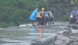 Banjir Lahar Hujan Gunung Semeru Warga Nekat Seberangi Jembatan Limpas