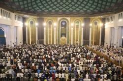 Tarawih Perdana Ramadan 2026, Ribuan Jemaah Penuhi Masjid Al Akbar Surabaya