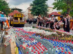 7310 Botol Miras Ilegal di Jombang Digilas Road Roller Jelang Puasa Ramadhan 2026