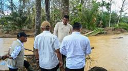 Turun ke Lumpur, Bobby Nasution Lihat Langsung Kerusakan Rumah Warga Tapteng