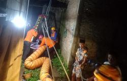 Dramatis! Tim SAR Evakuasi Perempuan Paruh Baya Tercebur Sumur, Korban Hanya Luka Lecet