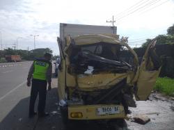 Kecelakaan Maut di Sidoarjo: Sopir Truk Boks Tewas Tabrak Dump Truk yang Berhenti