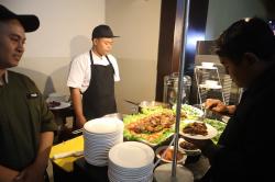 Bosan Menu Itu-Itu Saja? Hotel di Pusat Surabaya Ini Sajikan 10 Kuliner Dunia Tiap Hari