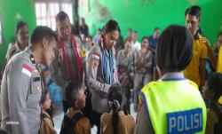 26 Anak SD Kurang Mampu di Peboko Dapat Bantuan Perlengkapan Sekolah dari Kapolda NTT