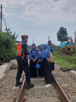 Ngabuburit di Sekitar Rel Kereta Api, Warga Diingatkan Akan Bahaya 